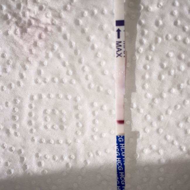 Слабая полоска на тесте на беременность: что это значит, каковы причины
