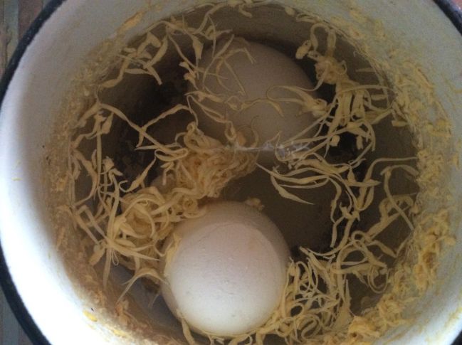 Почему яйцо всплывает при варке